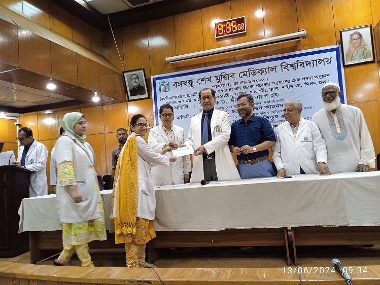 এক সঙ্গে এত সংখ্যক চিকিৎসকে গবেষণা অনুদান দেয়া বিশ্বে বিরল: উপাচার্য 