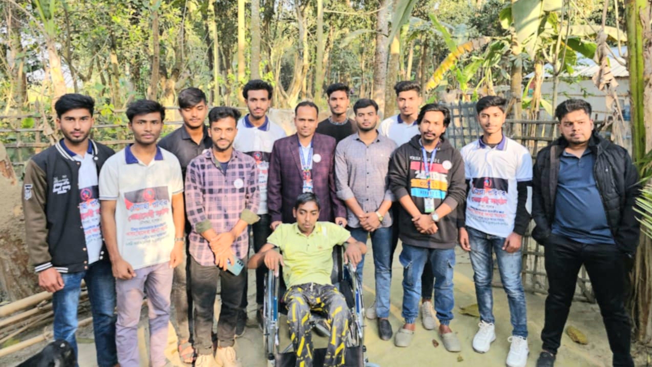 পঙ্গু-প্রতিবন্ধীকে হুইল চেয়ার প্রদান করলো 'চৌগাছা পরিবার' স্বেচ্ছাসেবী সংগঠন