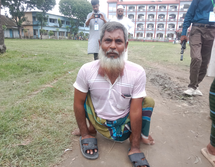 তাড়াইলে প্রতিবন্ধী সাজ্জাদুর রহমান দুইহাতে ভরকরে ভোটকেন্দ্রে 