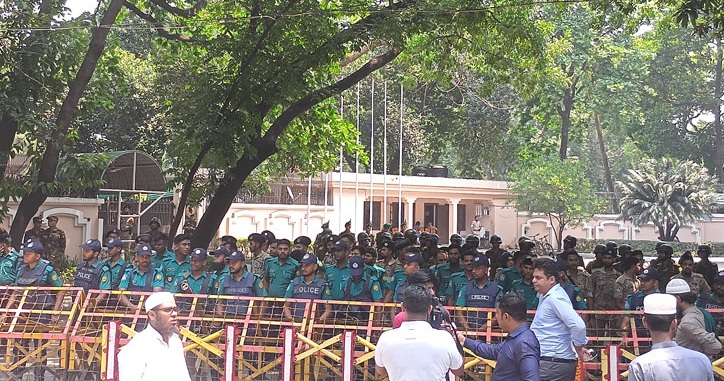 যমুনায় নিরাপত্তা জোরদার,আওয়ামী লীগ নিষিদ্ধের দাবিতে বিক্ষোভ অব্যাহত