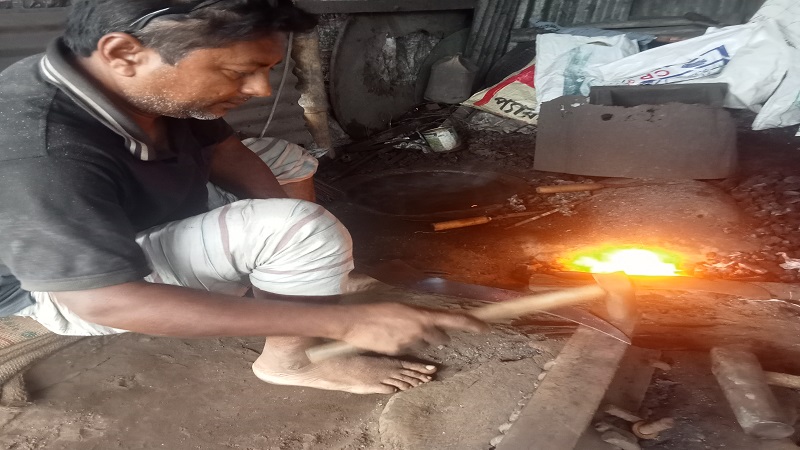 টুংটাং শব্দে মুখর কামারপল্লী