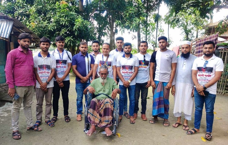 প্যারালাইজড রোগী'কে হুইল চেয়ার প্রদান করলো 'চৌগাছা পরিবার