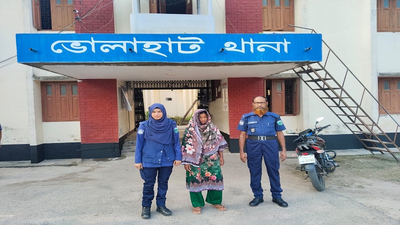 ভোলাহাটে ৩১০টি ভারতীয় চোরাই স্মার্টফোন সহ নারী গ্রেপ্তার