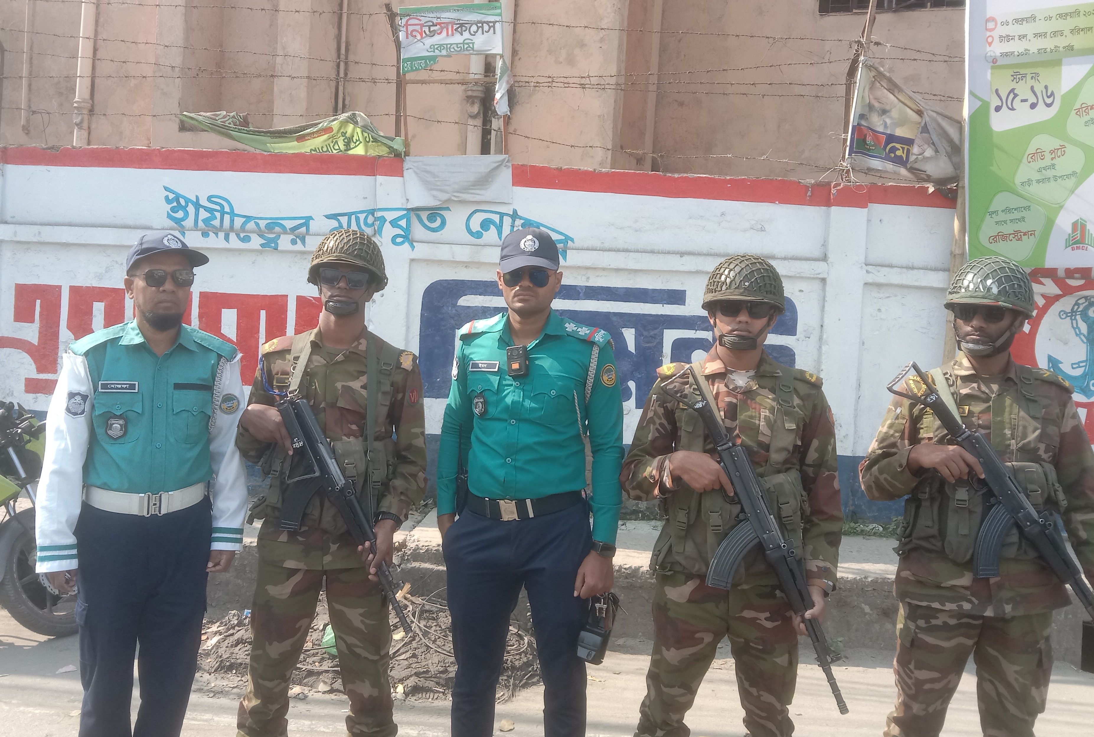 বরিশালে সেনা ও পুলিশের যৌথ চেকপোস্ট অভিযান 