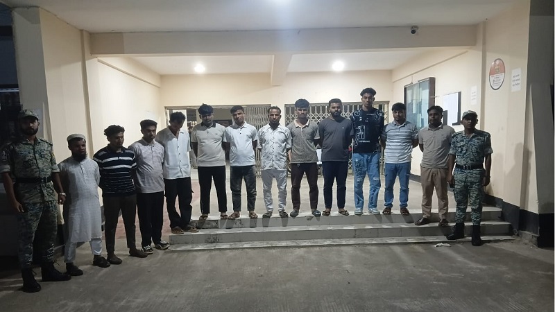 টেকনাফে দেশীয় মদসহ ১২ রোহিঙ্গা আটক, প্রত্যেকের ১৫ দিনের কারাদণ্ড
