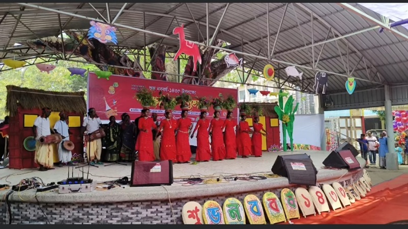 চাঁপাইনবাবগঞ্জে নেচে-গেয়ে বর্ষবরণ করল ক্ষুদ্র-নৃগোষ্ঠীর মানুষেরা