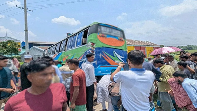 মহাসড়কে বাসের ধাক্কা: নেত্রকোনায় মা ও দুই মেয়ের মর্মান্তিক মৃত্যু