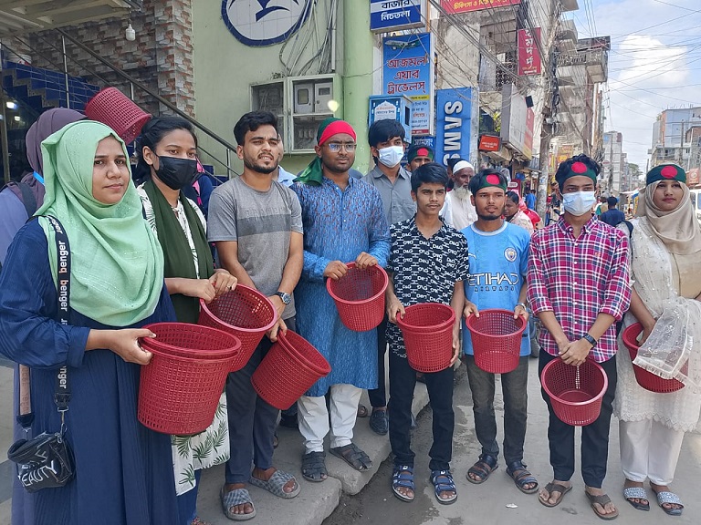 কিশোরগঞ্জে ব্যবসাপ্রতিষ্ঠানে শিক্ষার্থীদের ডাস্টবিন বিতরণ