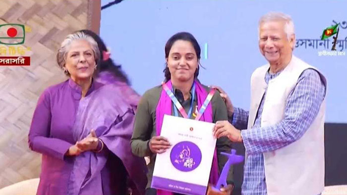 আন্তর্জাতিক নারী দিবসে অদম্য নারী পুরস্কার প্রদান করলেন প্রধান উপদেষ্টা