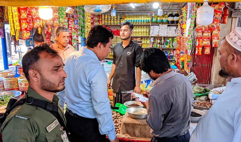 মহেশখালীতে দ্রব্যমুল্যে নিয়ন্ত্রণে ভ্রাম্যমাণ আদালতের অভিযানে ৪ ব্যবসায়ীকে ১০ হাজার টাকা জরিমানা