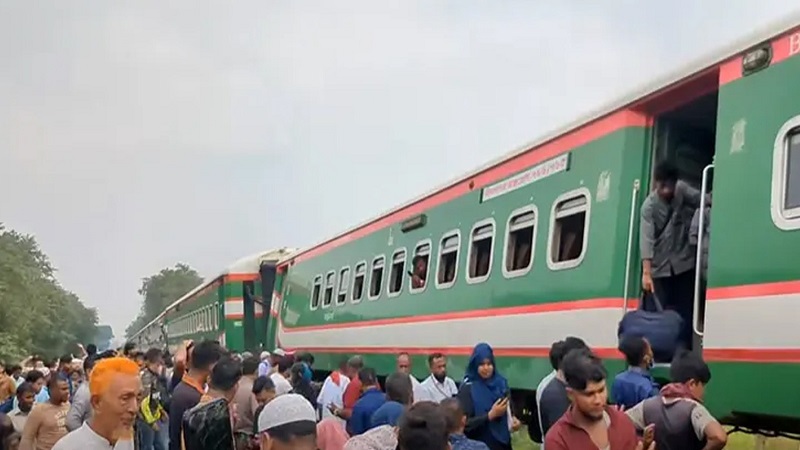 লাইনচ্যুতির ছয় ঘণ্টা পর ঢাকার সঙ্গে উত্তরাঞ্চলের রেল যোগাযোগ স্বাভাবিক