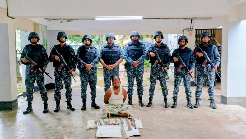 মহেশখালীতে কর্মরত নৌবাহিনীর অভিযান অ স্ত্র 'সহ ১ স ন্ত্রা সী আট ক