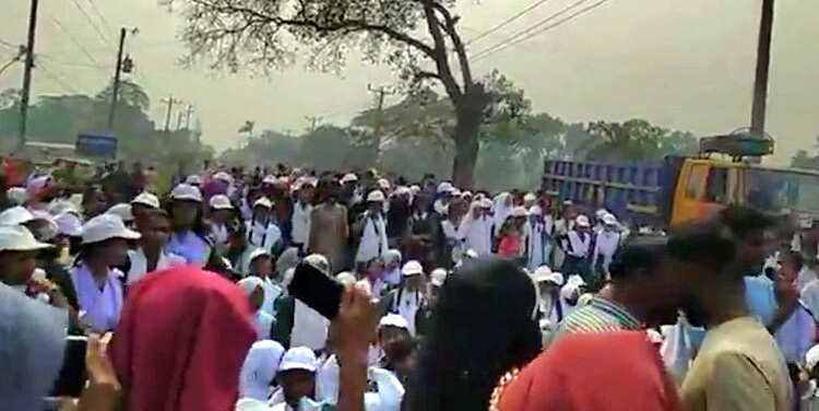 কিশোরগঞ্জে ট্রাকচাপায় দুই শিক্ষার্থী  নিহত, সড়ক অবরোধ