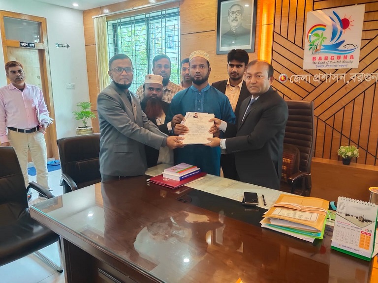 মনোনয়নপত্র জমা দিলেন বরগুনার এনপিপি মনোনীত প্রার্থী মাহবুবুর রহমান 