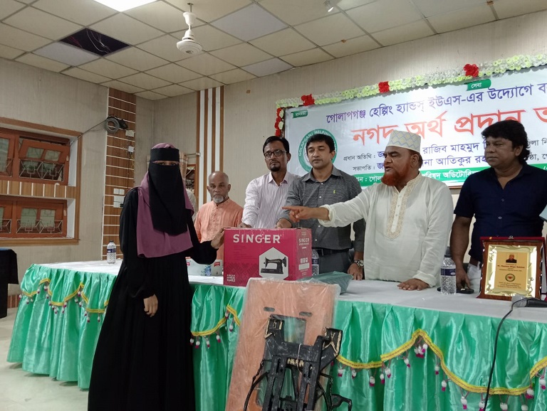 গোলাপগঞ্জ হেল্পিং হ্যান্ডন্স ইউএসএ'র উদ্যোগে বন্যায় ক্ষতিগ্রস্তদের মধ্যে নগদ অর্থ বিতরণ 