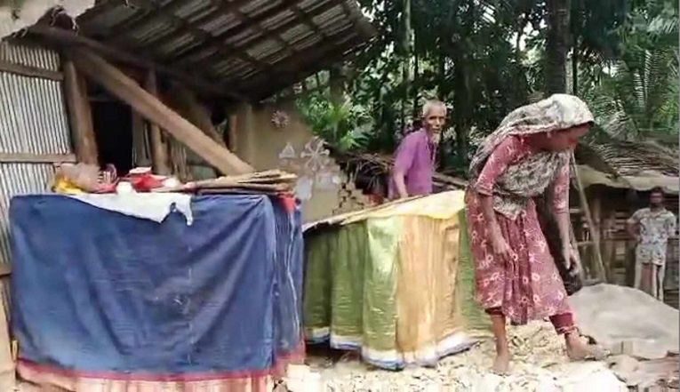পাইকগাছায় বৃষ্টির চাপে ধ্বসে পড়েছে ঘর,মাথা গোজার ঠাঁই হারিয়ে দিশেহারা অসহায় সহিলের পরিবার