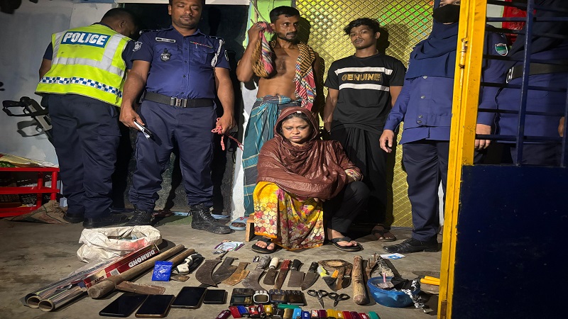 সাতক্ষীরায় যৌথবাহিনির অভিযানে অস্ত্র ও মাদকসহ তিনজন আটক