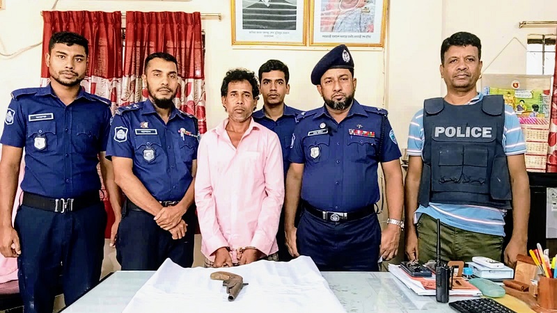 মহেশখালীতে  পুলিশের অভিযানে ৮ মামলার পলাতক আসামি অস্ত্রধারী সন্ত্রাসী শাহাব উদ্দিন অস্ত্রসহ গ্রেপ্তা