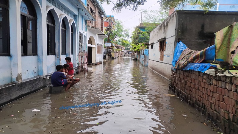 চাঁপাইনবাবগঞ্জে মৌসুমের দীর্ঘতম টানা বৃষ্টি,বিভিন্ন স্থানে জলাবদ্ধতা,বৃষ্টিপাত অব্যহত