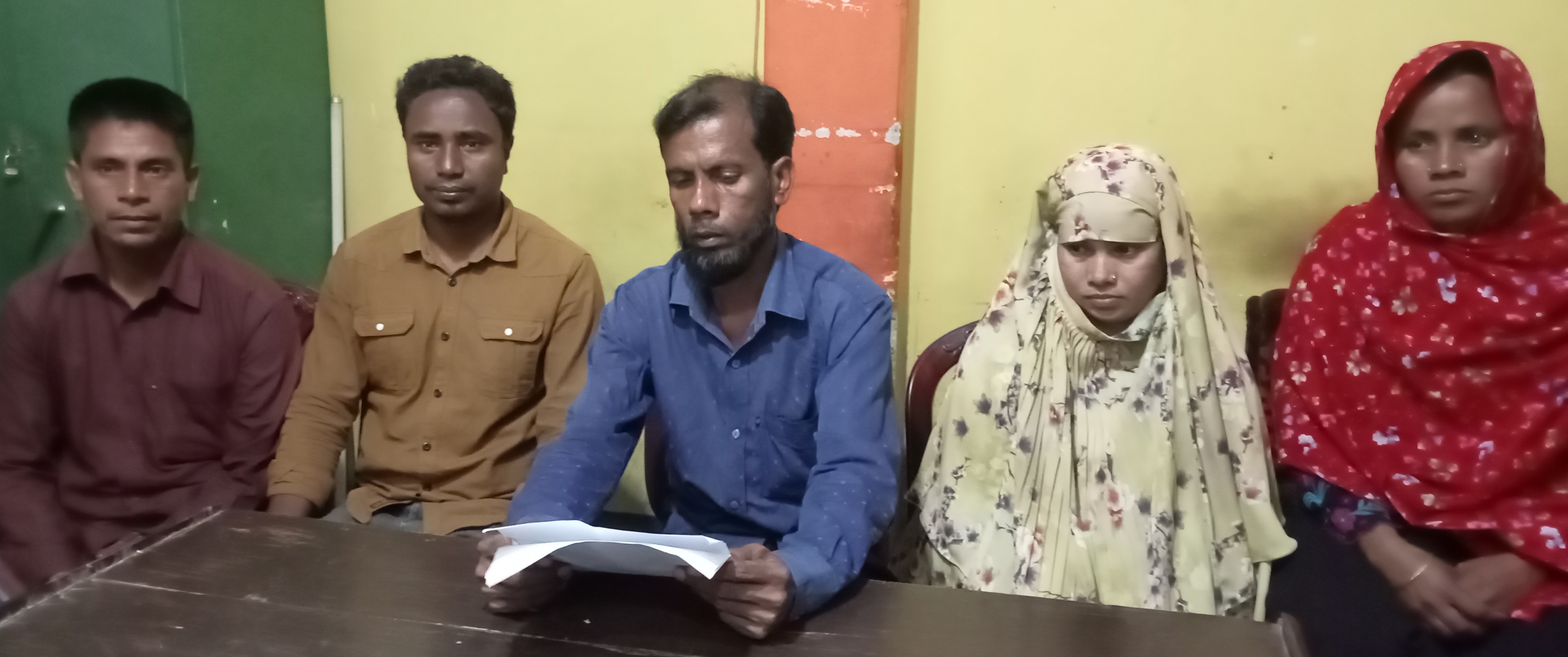 শিবগঞ্জ আদম ব্যাপারীর বিরুদ্ধে ভুক্তভোগী পরিবারের সংবাদ সম্মেলন