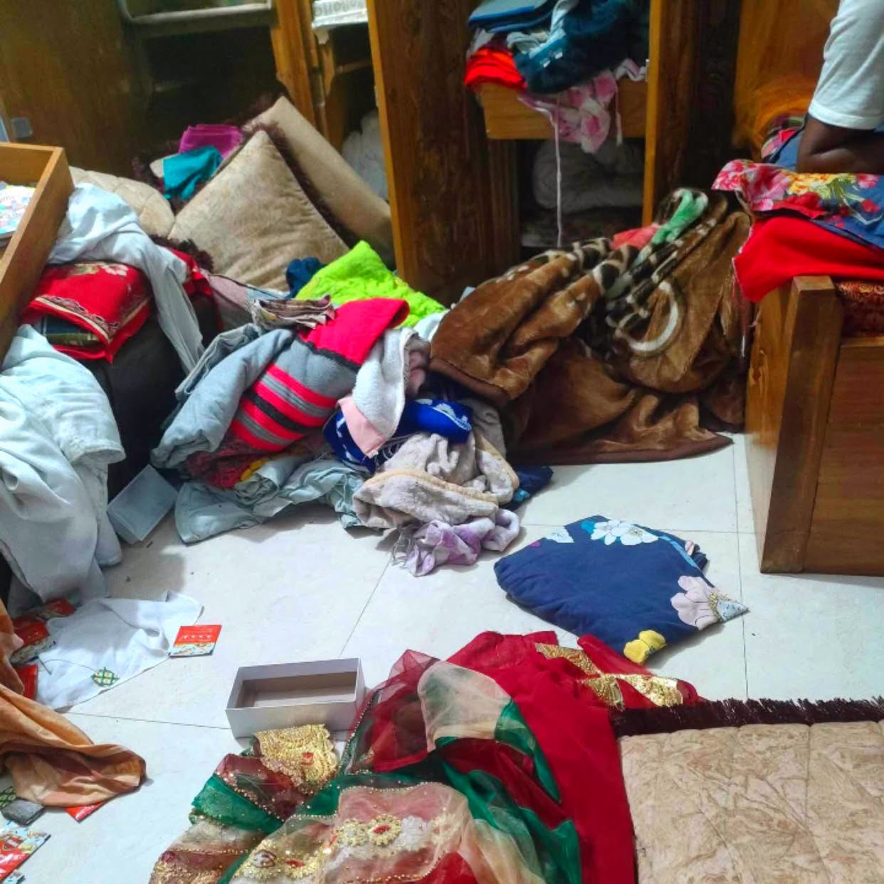 নরসিংদীর মাধবদীতে ৩ বাড়িতে দুর্ধর্ষ ডাকাতি  হামলায় ৩ জন আহত 