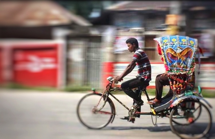বনানী সোসাইটিকে বৃদ্ধাঙ্গুলি দেখিয়ে অবাধে দাপিয়ে বেড়াচ্ছে ব্যাটারি চালিত অটোরিকশা