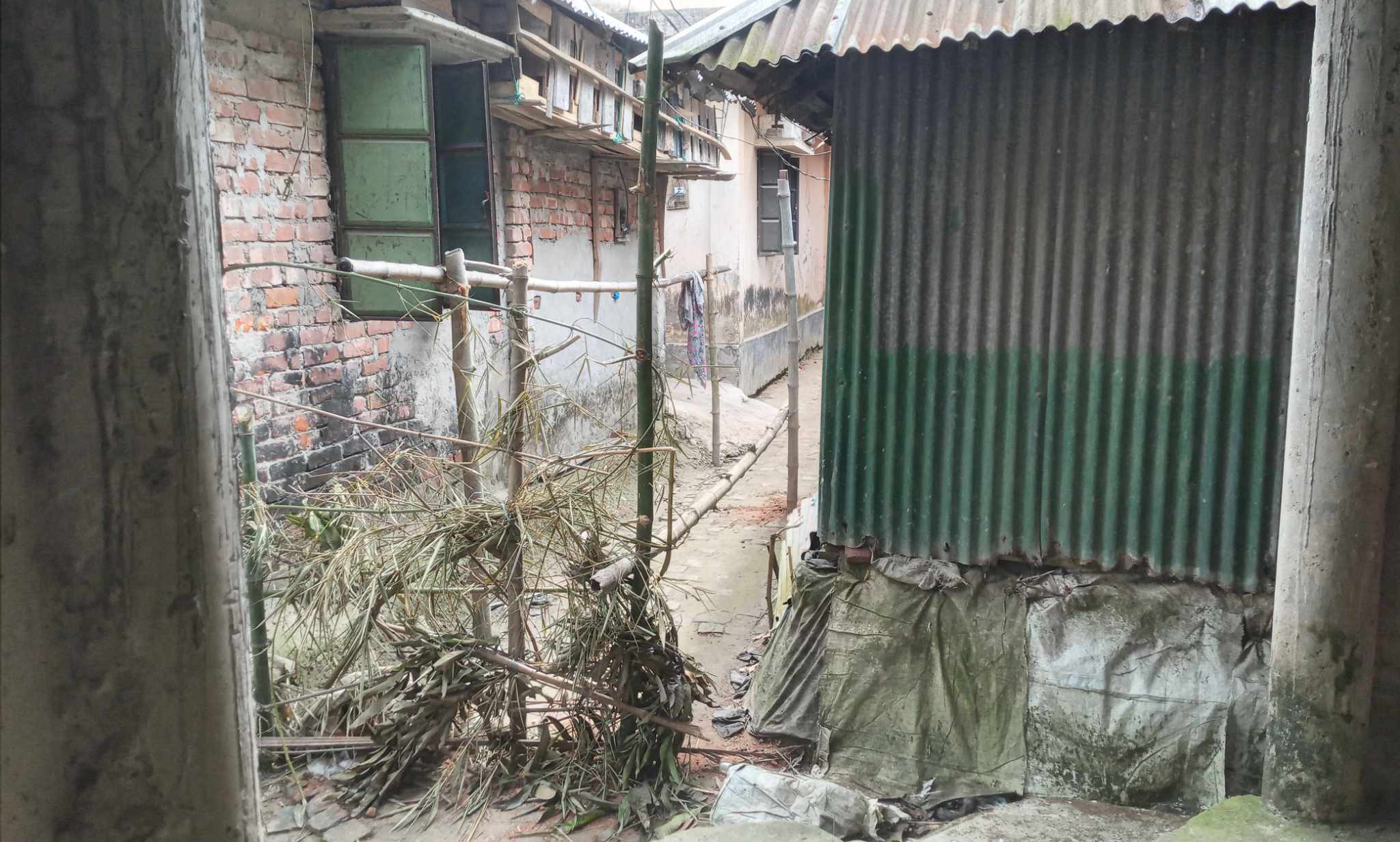 দাগনভুঞায় চলাচলের রাস্তা বন্ধ করার প্রতিবাদ করায় বৃদ্ধকে হত্যার হুমকি