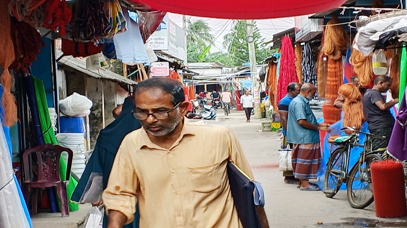 ডুমুরিয়া বাজারে ফুটপাত ও সরকারি জায়গা দখলের মহোৎসব: ভোগান্তিতে পথচারী ও ক্রেতা