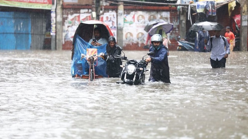 রাজধানীসহ বিভিন্ন এলাকায় টানা ভারী বৃষ্টিতে জলাবদ্ধতা,চরম ভোগান্তিতে নগরবাসী