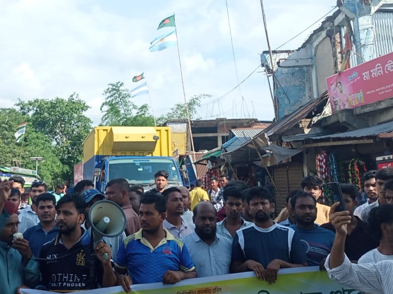 যৌক্তিক স্থানে  উপজেলা সদরের দাবিতে ফটিকছড়িতে মহাসড়ক অবরোধ