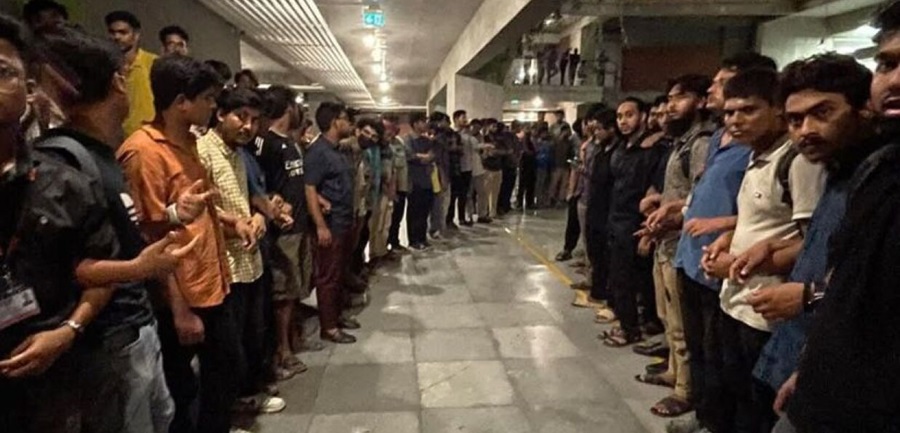 ইউআইইউতে টালমাটাল রাত: উপাচার্যসহ শিক্ষক-কর্মকর্তাদের গণপদত্যাগ,উত্তাল শিক্ষার্থীরা