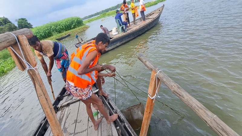 চাঁপাইনবাবগঞ্জে মহানন্দা নদীতে নিষিদ্ধ জালের বিরুদ্ধে অভিযান,৫০টি চায়না দুয়ারী জাল পুড়িয়ে ধ্বংস
