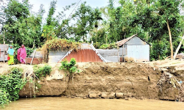 ভাঙন আতঙ্কে টাঙ্গাইলের সাত গ্রামের মানুষ নদীর পানি ক্রমাগত বাড়ছে