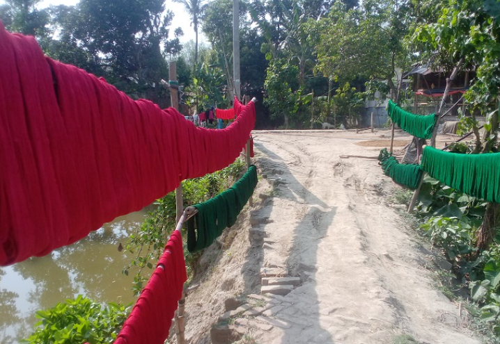 রায়গঞ্জের দুই কিলোমিটার সড়কের বেহাল দশা আর্থিকভাবে ক্ষতিগ্রস্ত হচ্ছেন তাত ব্যবসায়ীরা