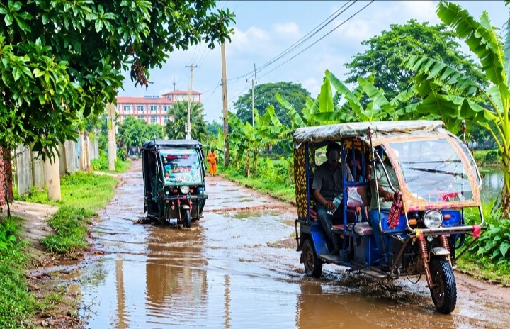 ১৩ কোটি টাকা বরাদ্দ, তবু বেহাল কসবা-আখাউড়া সড়ক; দুর্ভোগে হাজারো মানুষ