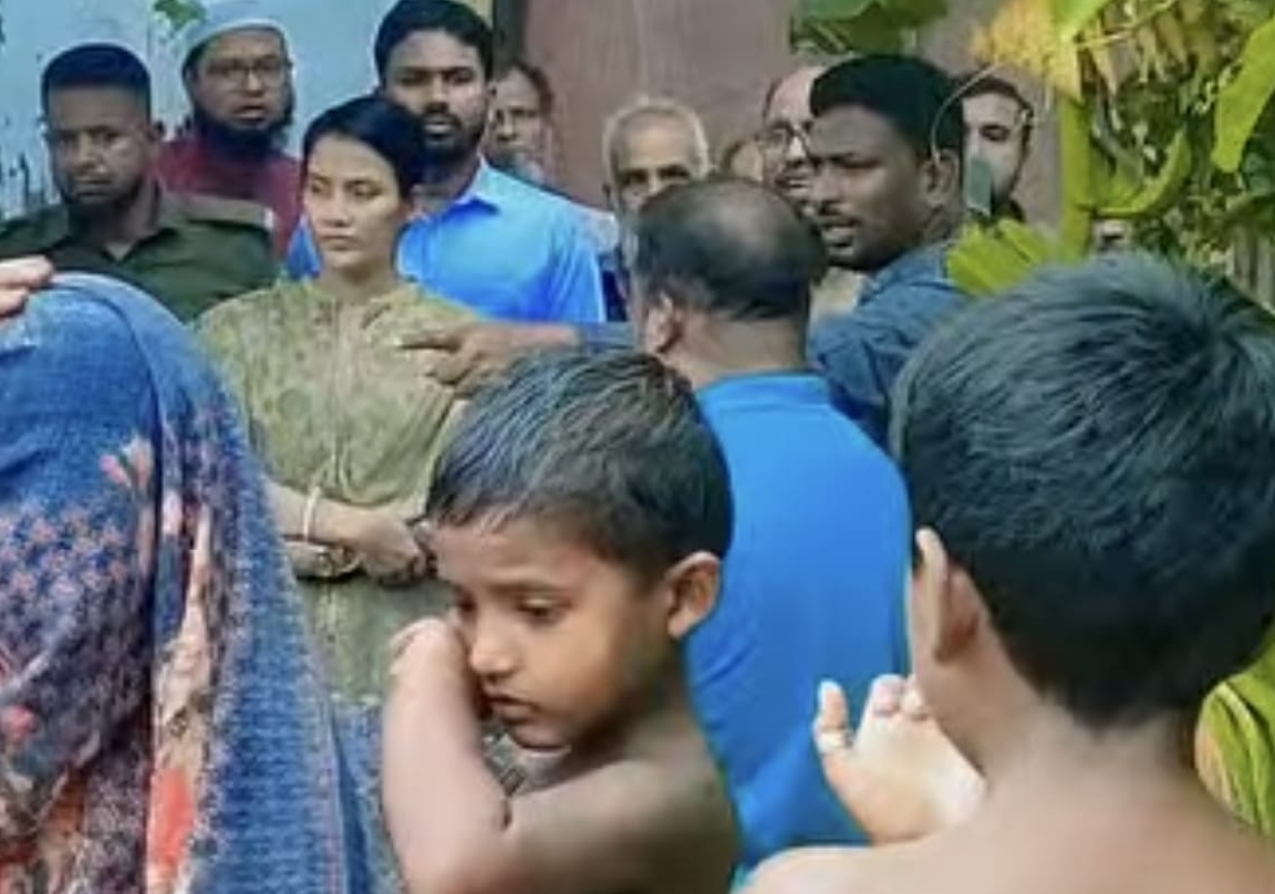 অতি বৃষ্টিতে বিপর্যস্ত ডুমুরিয়ার আটলিয়া ইউনিয়ন: অসহায়দের পাশে উপজেলা প্রশাসন