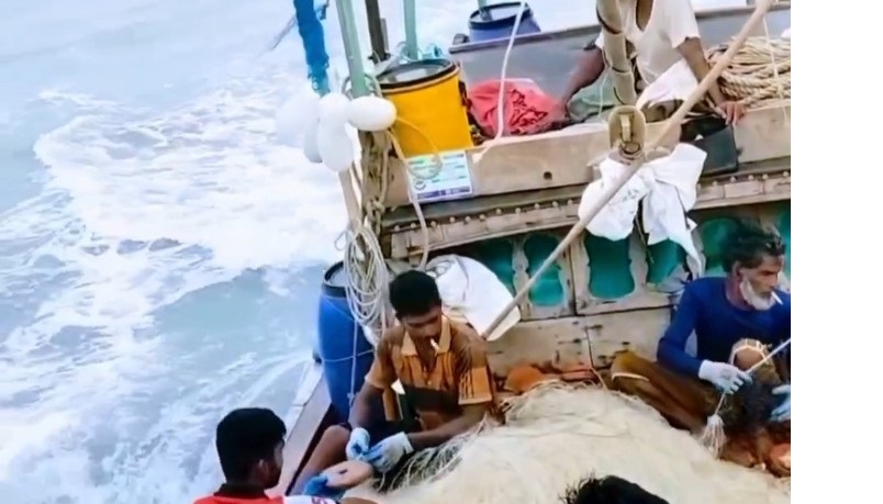 মৃত্যুকে সঙ্গী করেই জীবিকার সন্ধান,উত্তাল বঙ্গোপসাগরে জেলেদের জীবন-মৃত্যুর লড়াই