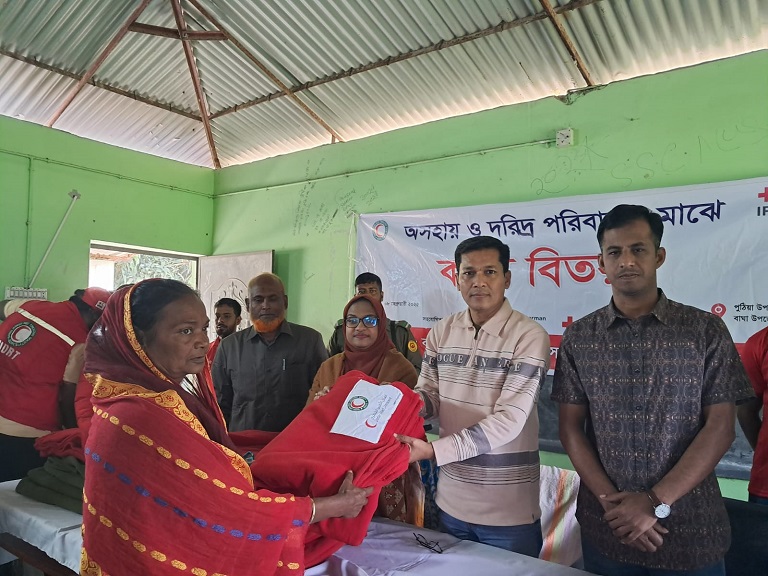 বাঘায় রেডক্রিসেন্টের কম্বল বিতরণ