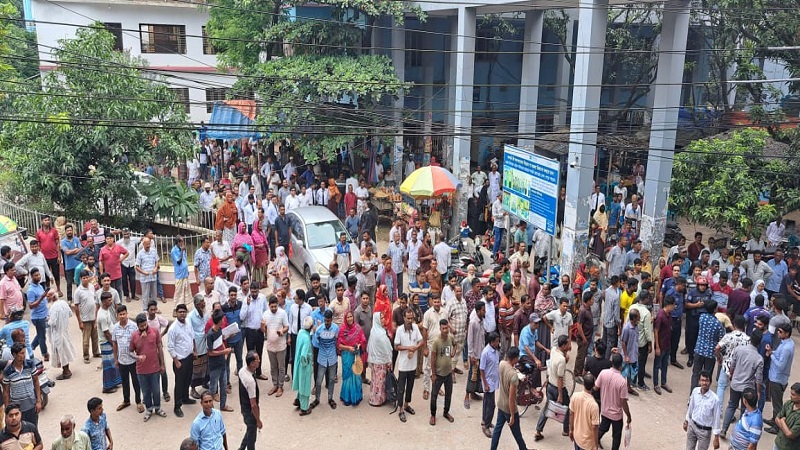 চাঁপাইনবাবগঞ্জ যুগ্ম জজ আদালতের এজলাস ও খাস কামরা ভাংচুরের ঘটনায় দ্রুত বিচার আইনে মামলা