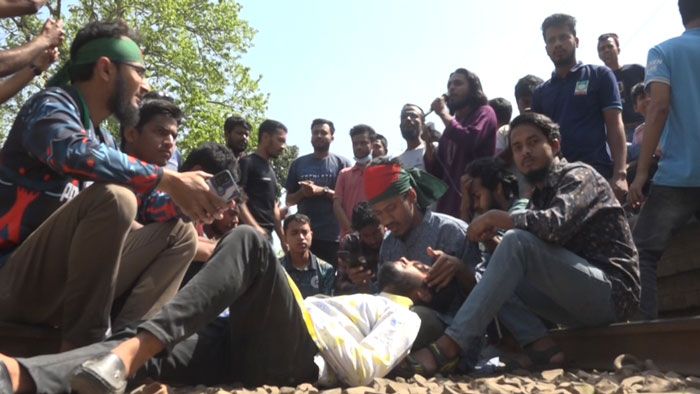 সব কিছু ঢাকা বিশ্ববিদ্যালয় কেন্দ্রীক করে নতুন করে বৈষম্য সৃষ্টি করা হয়েছে-রাবি শিক্ষার্থীরা