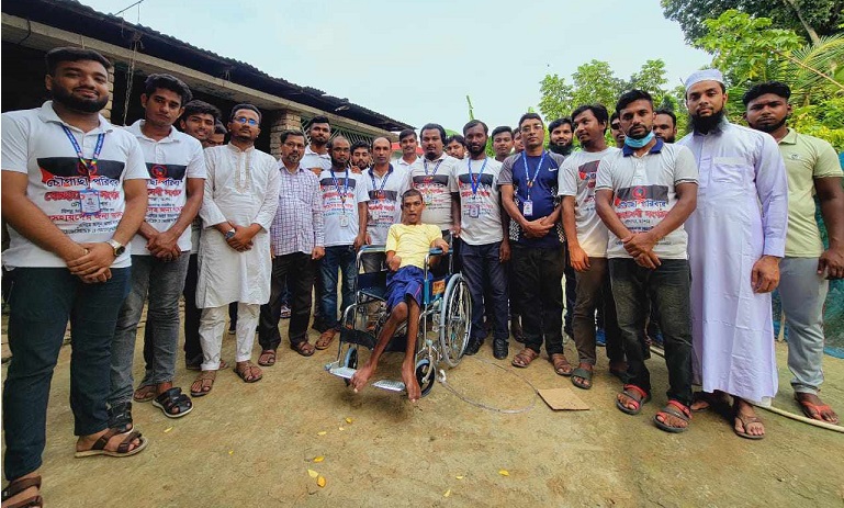 প্রতিবন্ধীকে হুইল চেয়ার প্রদান করলো 'চৌগাছা পরিবার' স্বেচ্ছাসেবী সংগঠন