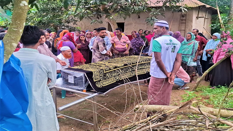পরিবারের অভাব দূর করতে একমাত্র ছেলে  জাকির গিয়েছিল প্রবাসে ফিরল লাশ হয়ে