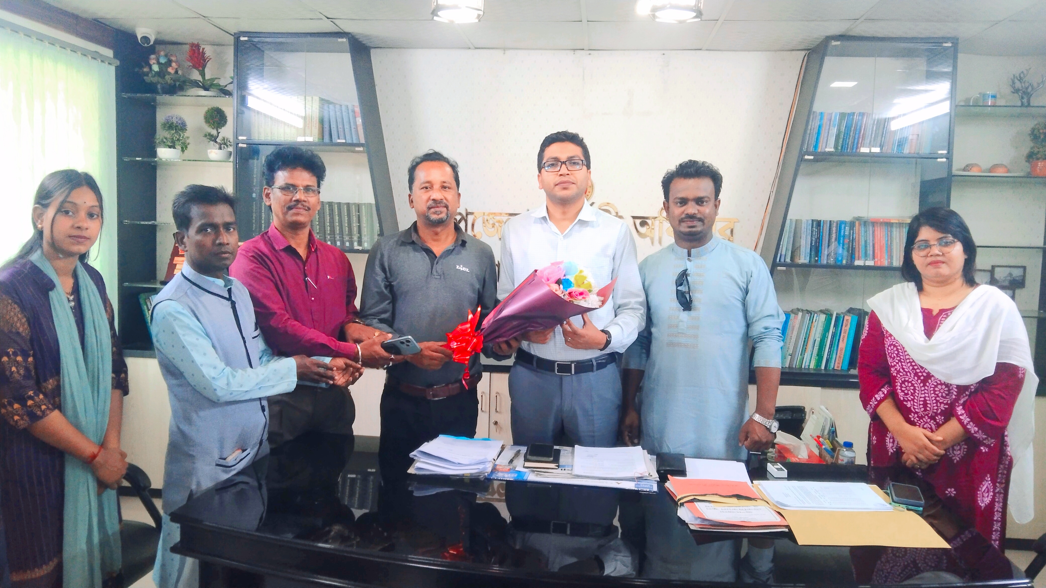 বোয়ালখালী ইউএনওর সাথে বিনয়বাঁশী শিল্পীগোষ্ঠীর সৌজন্য সাক্ষাৎ