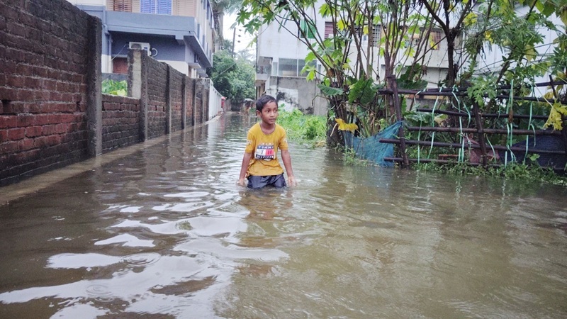 টানা বৃষ্টিতে সাতক্ষীরা পৌরসভার বিভিন্ন এলাকা পানিতে নিমজ্জিত,জনভোগান্তি চরমে