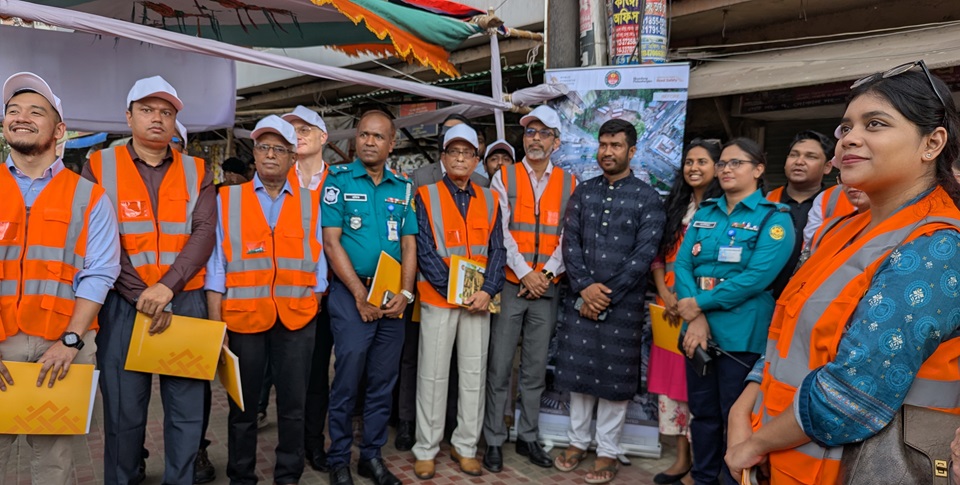 পথচারীদের নিরাপত্তা নিশ্চিতে মোহাম্মদপুর বাসস্ট্যান্ড মোড় সংস্কার করেছে ডিএনসিসি