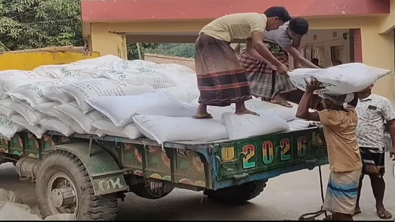 চাঁপাইনবাবগঞ্জে ১৬৪ বস্তা সারবোঝাই দুটি ট্রলি জব্দ