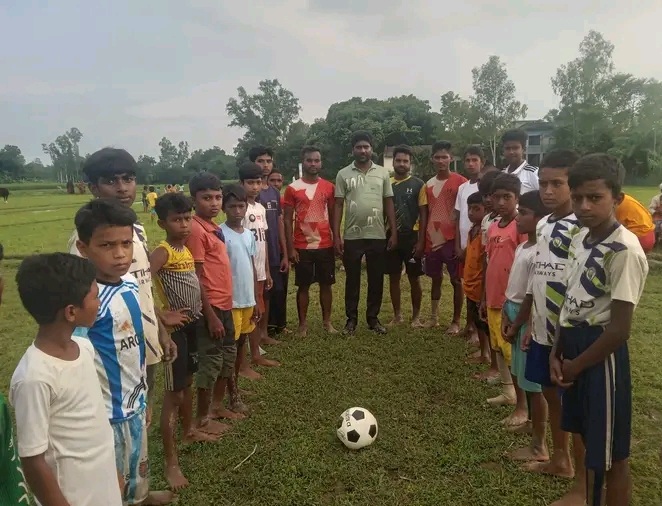 বোরো ধান কাটা শেষে রায়গঞ্জের কৃষকের মাঠে মাঠে চলছে ফুটবল খেলা