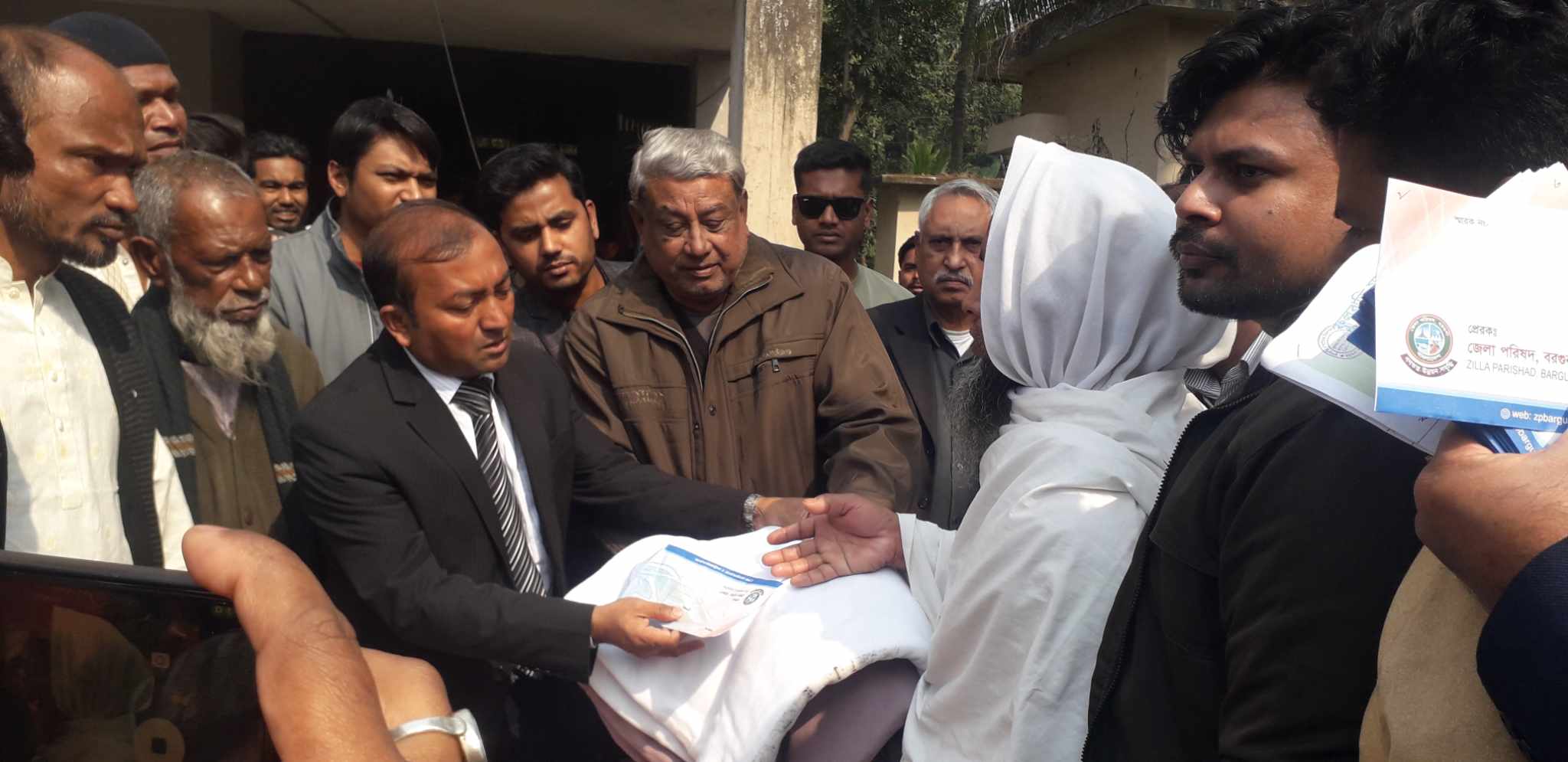 বরগুনায় অগ্নিকাণ্ডে ক্ষতিগ্রস্ত ব্যবসায়ীদের জেলা পরিষদের উদ্যোগে সহয়তা প্রদান