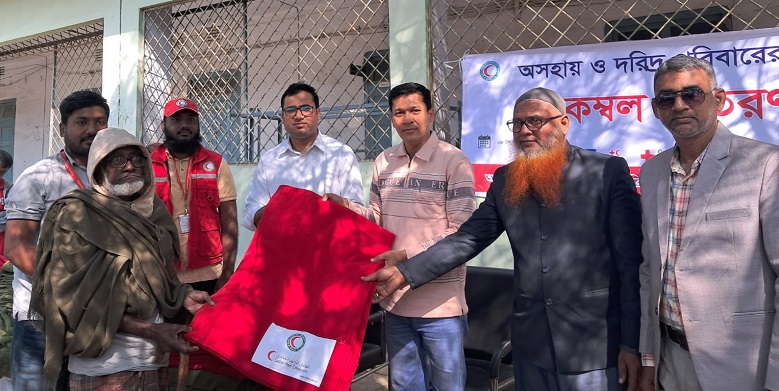 পুঠিয়াতে শীতার্তদের মাঝে রেডক্রিসেন্টের কম্বল বিতরণ