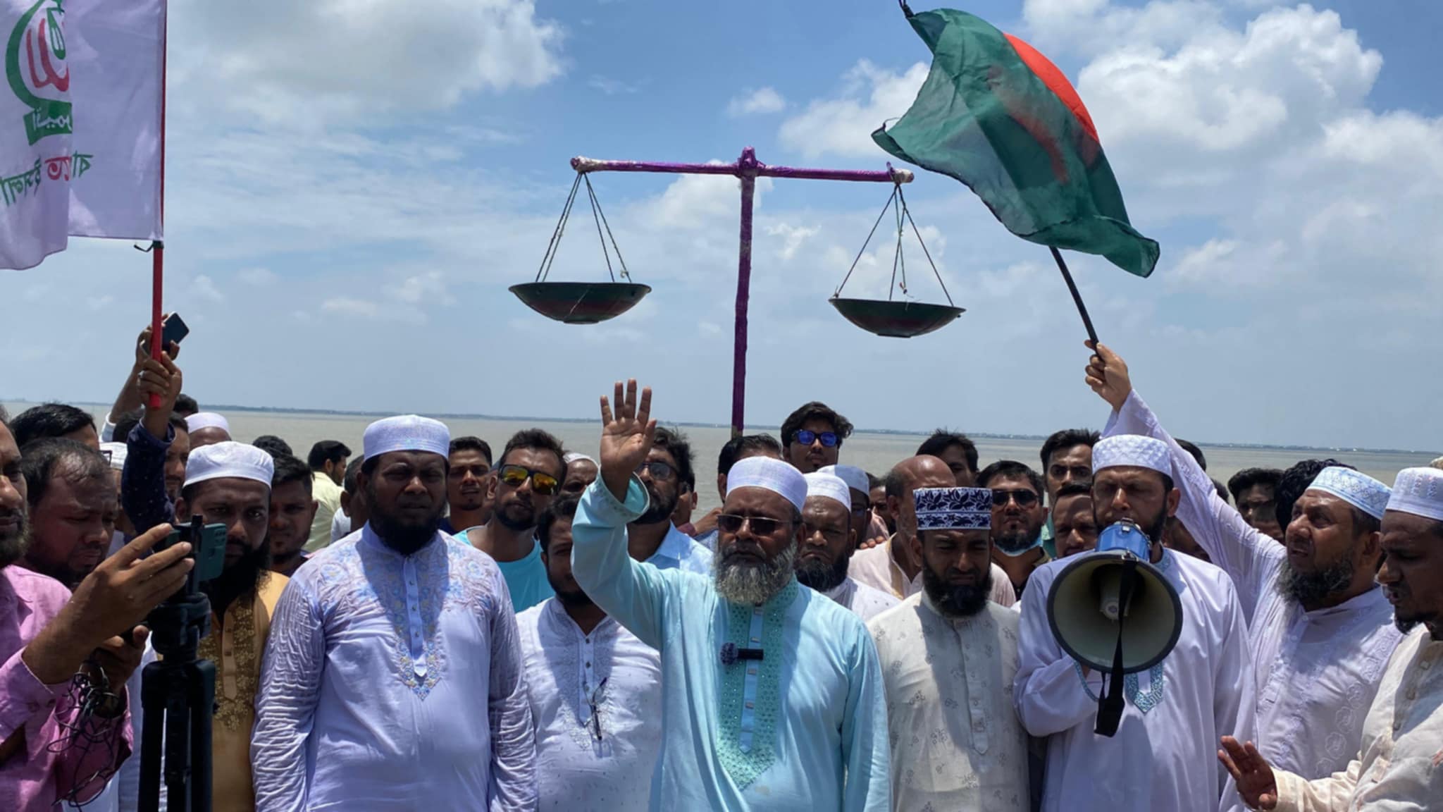 অবৈধ বালু উত্তোলন করায় লক্ষ লক্ষ মানুষ নদী ভাঙ্গনের হুমকিতে রয়েছে